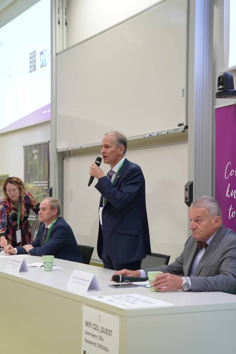 Fotogalerie: Odborníci z celé Evropy diskutovali na ČZU, jak posílit odolnost lesů vůči změnám klimatu